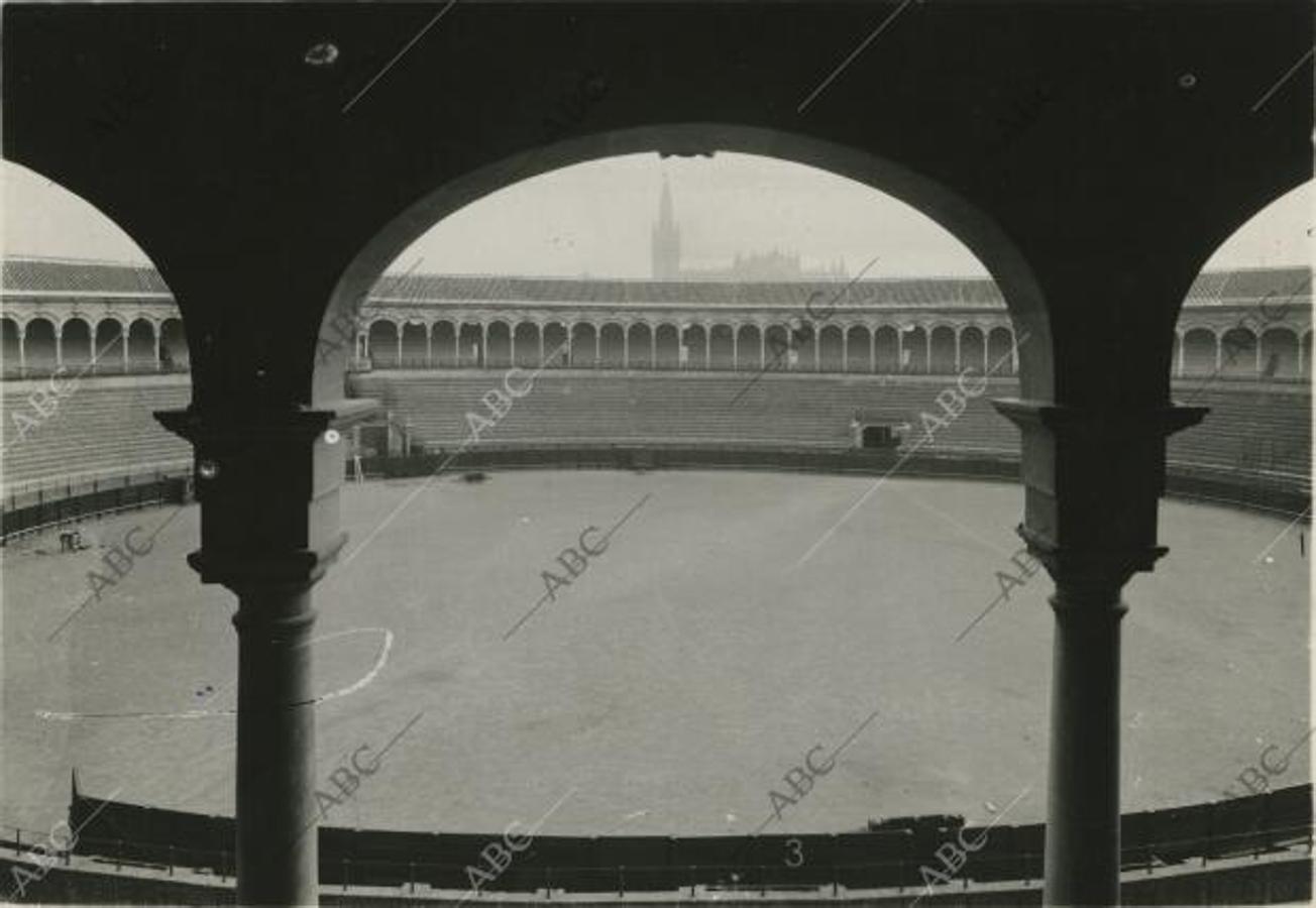El graderío de la plaza en los años 40, actualmente la Real Maestranza cuenta con un aforo de 12.500 localidades